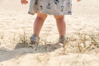 Kumu keşfeden genç bir kızın bacakları