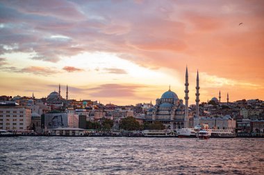 Günbatımında İstanbul silueti. İstanbul 'da gün batımı ve İstanbul şehir manzarası. İstanbul 'un İstanbul manzarası, Yeni Cami manzarası. Türkçe Altın Boynuz.