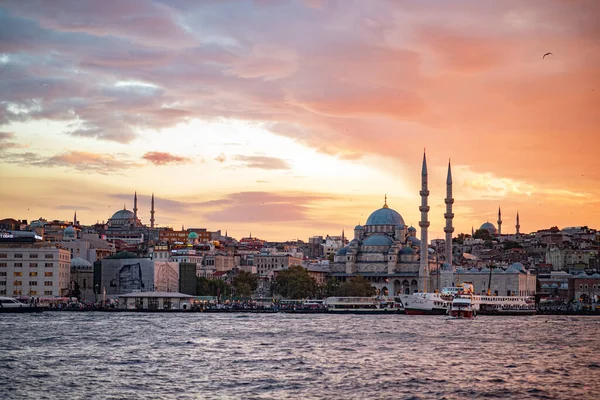 Günbatımında İstanbul silueti. İstanbul 'da gün batımı ve İstanbul şehir manzarası. İstanbul 'un İstanbul manzarası, Yeni Cami manzarası. Türkçe Altın Boynuz.