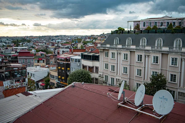 İstanbul, Türkiye 'nin manzarası. Çatıdan İstanbul manzarası. Çatı manzarası, ufuk, bulutlar. Fatih..