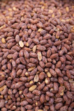 Piyasada yer fıstığı var. Şablon. - Yakın çekim. Kabuklu bir sürü kahverengi fıstık. Arkaplan.