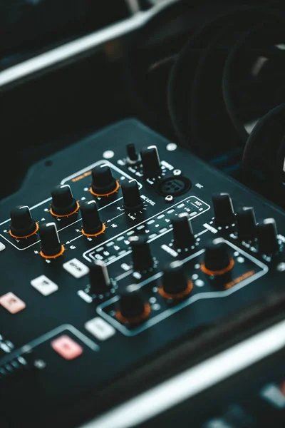 Siyah DJ karıştırıcı, yakın çekim, parti için ekipman, konser, DJ konsolu