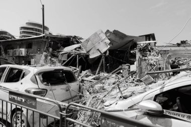 Florentin, Tel Aviv, İsrail - 08 Ekim 2023: Bir Hamas roketi doğrudan yerleşim alanının binalarına isabet etti, yıkım, terörizm, İsrail 'e saldırı, Tel Aviv' i bombalama. Arap-İsrail çatışması.