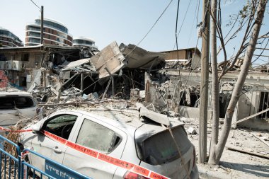 Florentin, Tel Aviv, İsrail - 08 Ekim 2023: Bir Hamas roketi doğrudan yerleşim alanının binalarına isabet etti, yıkım, terörizm, İsrail 'e saldırı, Tel Aviv' i bombalama. Arap-İsrail çatışması.