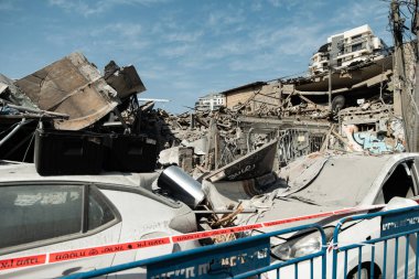 Florentin, Tel Aviv, İsrail - 08 Ekim 2023: Bir Hamas roketi doğrudan yerleşim alanının binalarına isabet etti, yıkım, terörizm, İsrail 'e saldırı, Tel Aviv' i bombalama. Arap-İsrail çatışması.