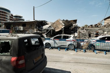 Florentin, Tel Aviv, İsrail - 08 Ekim 2023: Bir Hamas roketi doğrudan yerleşim alanının binalarına isabet etti, yıkım, terörizm, İsrail 'e saldırı, Tel Aviv' i bombalama. Arap-İsrail çatışması.