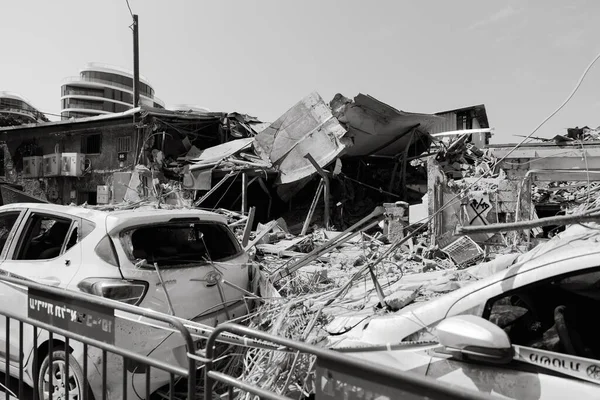 Florentin, Tel Aviv, İsrail - 08 Ekim 2023: Bir Hamas roketi doğrudan yerleşim alanının binalarına isabet etti, yıkım, terörizm, İsrail 'e saldırı, Tel Aviv' i bombalama. Arap-İsrail çatışması.