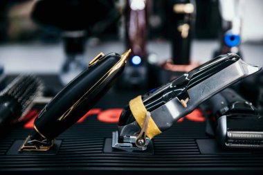 Kuaförler için aletler, yakın çekim. Saç ve sakal için makas ve makas. İş yeri, berber masası, kuaför, kuaför. Saç tarağı. Siyah biçim.