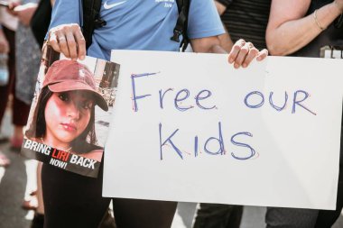 Tel Aviv, İsrail - 14 Ekim 2023: Savunma Bakanlığı binası yakınlarında spontane miting, hükümete karşı protesto ve ne pahasına olursa olsun kaçırılan Hamas rehinelerinin serbest bırakılması. Yatay