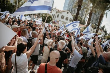 Tel Aviv, İsrail - 14 Ekim 2023: Savunma Bakanlığı binası yakınlarında spontane miting, hükümete karşı protesto ve ne pahasına olursa olsun kaçırılan Hamas rehinelerinin serbest bırakılması. Yatay