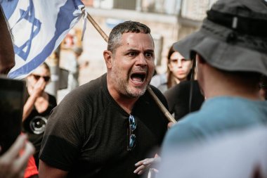 Tel Aviv, İsrail - 14 Ekim 2023: Savunma Bakanlığı binası yakınlarında spontane miting, hükümete karşı protesto ve ne pahasına olursa olsun kaçırılan Hamas rehinelerinin serbest bırakılması. Yatay