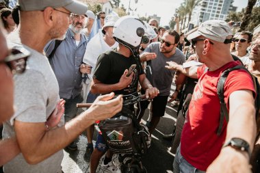Tel Aviv, İsrail - 14 Ekim 2023: Savunma Bakanlığı binası yakınlarında spontane miting, hükümete karşı protesto ve ne pahasına olursa olsun kaçırılan Hamas rehinelerinin serbest bırakılması. Yatay