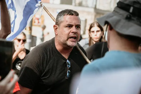 Tel Aviv, İsrail - 14 Ekim 2023: Savunma Bakanlığı binası yakınlarında spontane miting, hükümete karşı protesto ve ne pahasına olursa olsun kaçırılan Hamas rehinelerinin serbest bırakılması. Yatay
