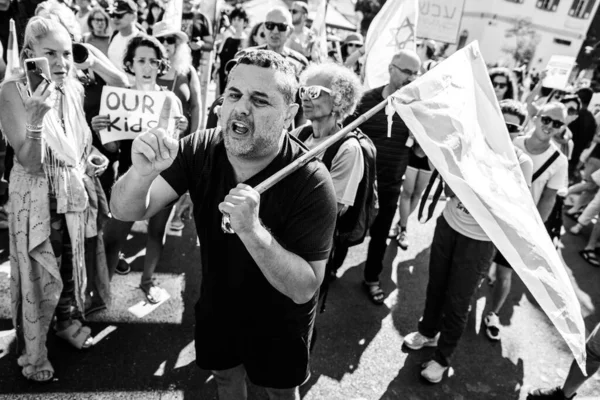 Tel Aviv, İsrail - 14 Ekim 2023: Savunma Bakanlığı binası yakınlarında spontane miting, hükümete karşı protesto ve ne pahasına olursa olsun kaçırılan Hamas rehinelerinin serbest bırakılması. Yatay