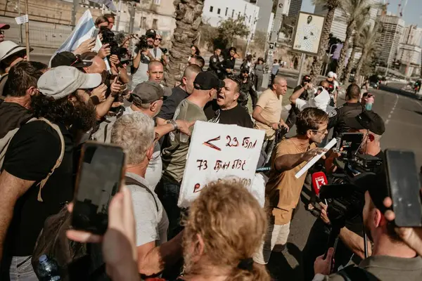 Tel Aviv, İsrail - 14 Ekim 2023: Savunma Bakanlığı binası yakınlarında spontane miting, hükümete karşı protesto ve ne pahasına olursa olsun kaçırılan Hamas rehinelerinin serbest bırakılması. Yatay