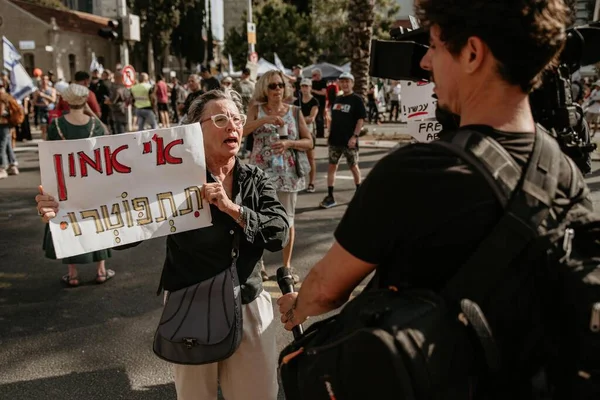 Tel Aviv, İsrail - 14 Ekim 2023: Savunma Bakanlığı binası yakınlarında spontane miting, hükümete karşı protesto ve ne pahasına olursa olsun kaçırılan Hamas rehinelerinin serbest bırakılması. Yatay