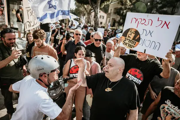 Tel Aviv, İsrail - 14 Ekim 2023: Savunma Bakanlığı binası yakınlarında spontane miting, hükümete karşı protesto ve ne pahasına olursa olsun kaçırılan Hamas rehinelerinin serbest bırakılması. Yatay