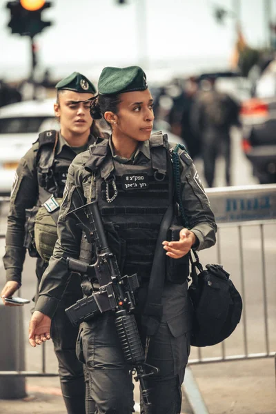 İsrail Savunma Kuvvetleri askerleri ve polisi Tel Aviv, İsrail sokaklarında. Tarih: 18.10.2023
