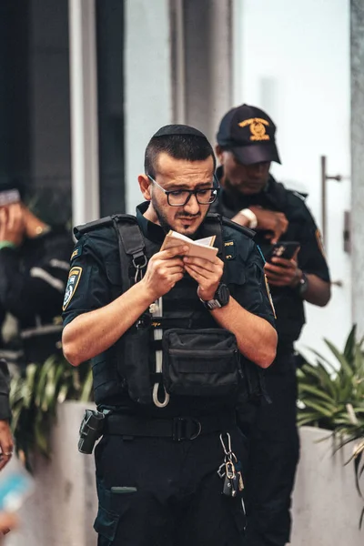 İsrail Savunma Kuvvetleri askerleri ve polisi Tel Aviv, İsrail sokaklarında. Tarih: 18.10.2023