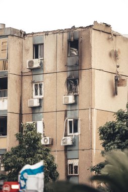 Tel Aviv, İsrail - 26 Ekim 2023: Bir Hamas roketi doğrudan yerleşim alanının binalarına isabet etti, yıkım, terörizm, İsrail 'e saldırı, Tel Aviv' i bombalama. Arap-İsrail çatışması.