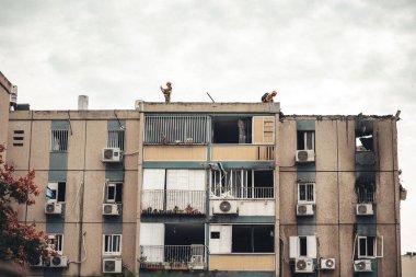 Tel Aviv, İsrail - 26 Ekim 2023: Bir Hamas roketi doğrudan yerleşim alanının binalarına isabet etti, yıkım, terörizm, İsrail 'e saldırı, Tel Aviv' i bombalama. Arap-İsrail çatışması.