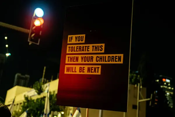 1 Eylül 2024 'te Tel Aviv' de protesto. Bir protestocu elinde 