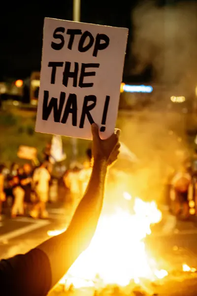 1 Eylül 2024 'te Tel Aviv' de protesto. Bir protestocu elinde 
