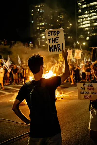 1 Eylül 2024 'te Tel Aviv' de protesto. Bir protestocu elinde 