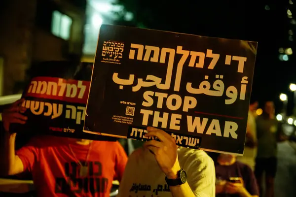 1 Eylül 2024 'te Tel Aviv' de protesto. Bir protestocu elinde 
