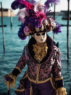 Venedik 'teki Venedik Meydanı' nda karnaval maskesi