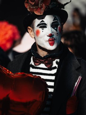 Venedik, İtalya - 4 Mart, 20 0 25: Venedik Karnavalı 'nın kimliği belirsiz katılımcıları.