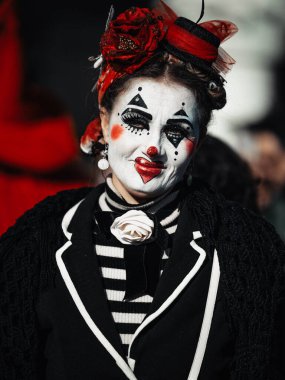 Venedik, İtalya - 4 Mart, 20 0 25: Venedik Karnavalı 'nın kimliği belirsiz katılımcıları.