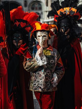 Venedik, İtalya - 4 Mart, 20 0 25: Venedik Karnavalı 'nın kimliği belirsiz katılımcıları.