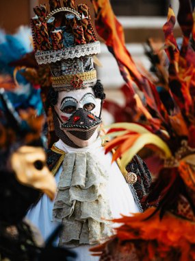 Venedik, İtalya - 4 Mart, 20 0 25: Venedik Karnavalı 'nın kimliği belirsiz katılımcıları.