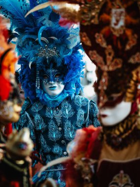 Venedik, İtalya - 4 Mart, 20 0 25: Venedik Karnavalı 'nın kimliği belirsiz katılımcıları.