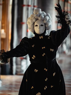 Venedik, İtalya - 4 Mart, 20 0 25: Venedik Karnavalı 'nın kimliği belirsiz katılımcıları.