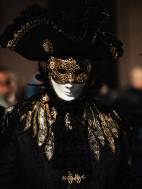 Venedik, İtalya - 4 Mart, 20 0 25: Venedik Karnavalı 'nın kimliği belirsiz katılımcıları.