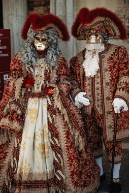 Venedik, İtalya - 4 Mart, 20 0 25: Venedik Karnavalı 'nın kimliği belirsiz katılımcıları.