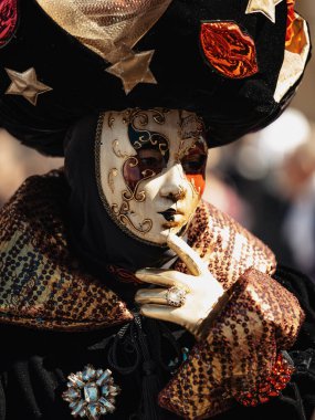 Venedik, İtalya - 4 Mart, 20 0 25: Venedik Karnavalı 'nın kimliği belirsiz katılımcıları.
