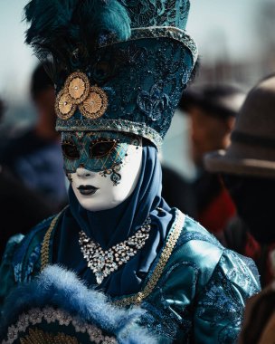 Venedik, İtalya - 4 Mart, 20 0 25: Venedik Karnavalı 'nın kimliği belirsiz katılımcıları.