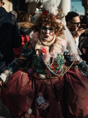 Venedik, İtalya - 4 Mart, 20 0 25: Venedik Karnavalı 'nın kimliği belirsiz katılımcıları.