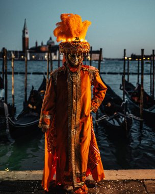 Venedik, İtalya - 4 Mart, 20 0 25: Venedik Karnavalı 'nın kimliği belirsiz katılımcıları.