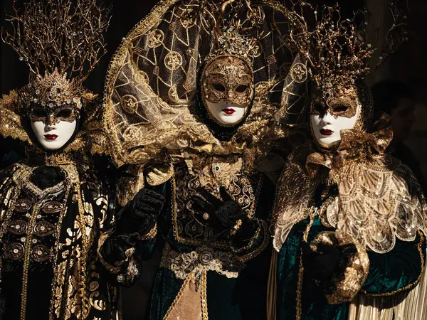 Venedik, İtalya - 4 Mart, 20 0 25: Venedik Karnavalı 'nın kimliği belirsiz katılımcıları.