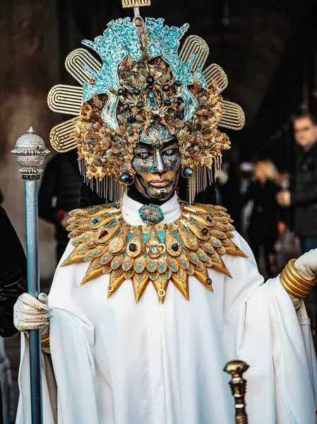 Venedik, İtalya - 4 Mart, 20 0 25: Venedik Karnavalı 'nın kimliği belirsiz katılımcıları.