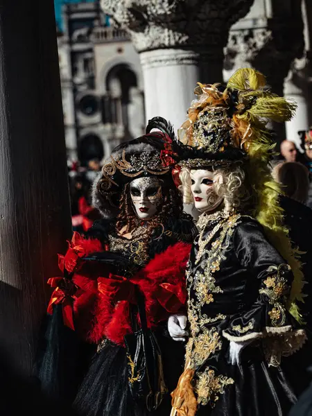 Venedik, İtalya - 4 Mart, 20 0 25: Venedik Karnavalı 'nın kimliği belirsiz katılımcıları.