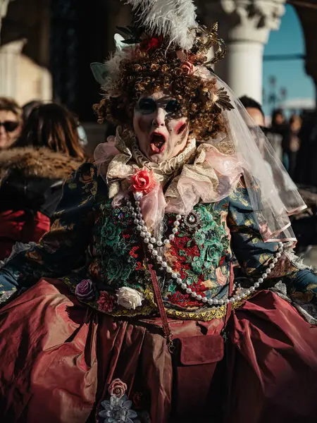 Venedik, İtalya - 4 Mart, 20 0 25: Venedik Karnavalı 'nın kimliği belirsiz katılımcıları.