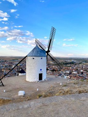 Yel değirmeni. Hikaye. Maceralar. Don Kişot 'un yollarında. Tatilde. Yaz. İspanya