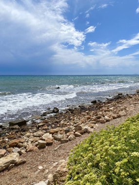 Deniz. Yağmur. Bulutlar. Sonbahar. İspanya 'da hava durumu. Sonbaharın renkleri.