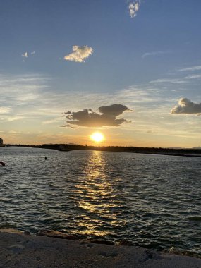 Gün batımı. Doğa. Deniz ve nehir. İspanya 'da tatiller. Seyahat