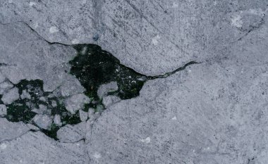 Çatlak duvar dokusu. Binanın çatlak duvar arkaplan yüzeyi.